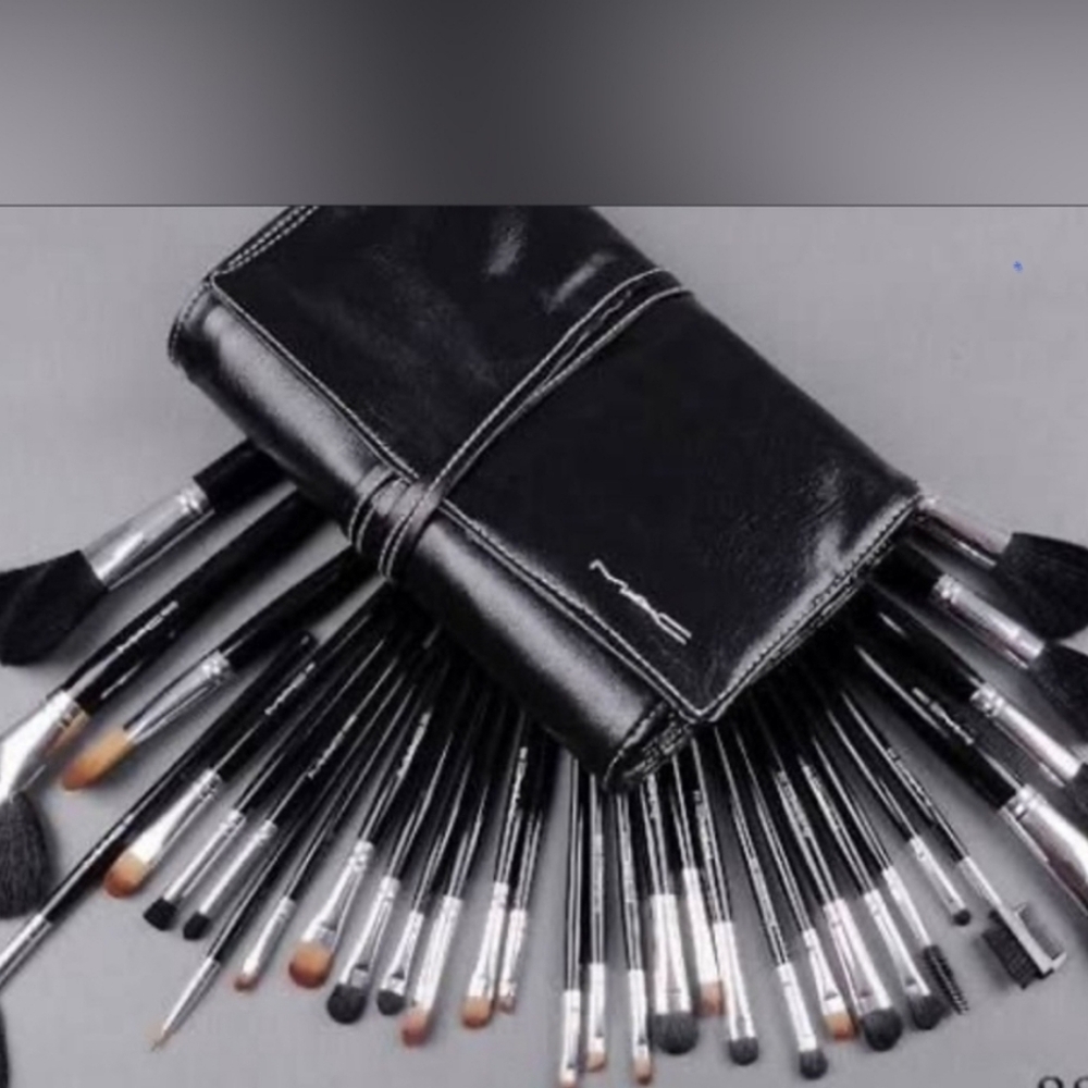 MAC Makeup Professional 31 pc Brush Set Leather Roll Up Organizer NEW